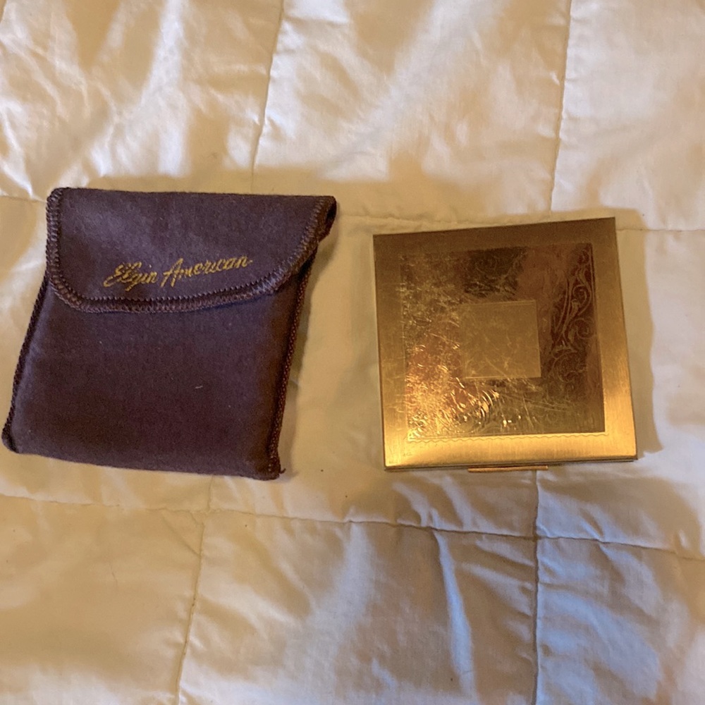 Elgin American vintage compact gold tone in good condition with dust cover.